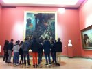 Un groupe de 2GT3 devant La Justice de Trajan d'Eugène Delacroix